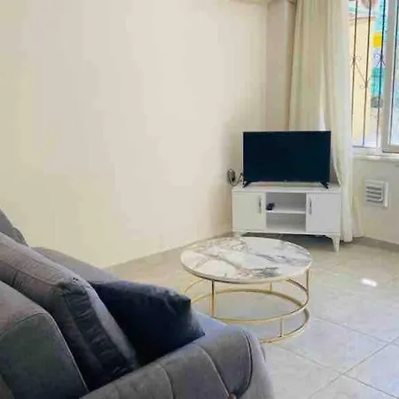 Lovely Ground Floor 2 Bedroom Apartment. Apartment *