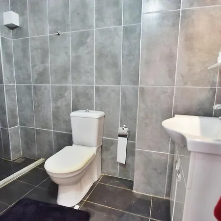 Lovely Ground Floor 2 Bedroom Apartment. Apartment *