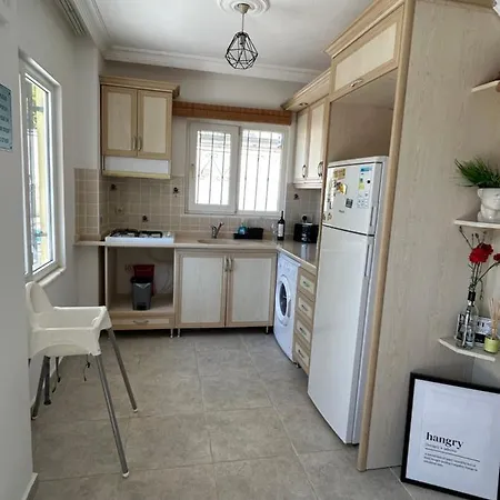 Lovely Ground Floor 2 Bedroom Apartment. *